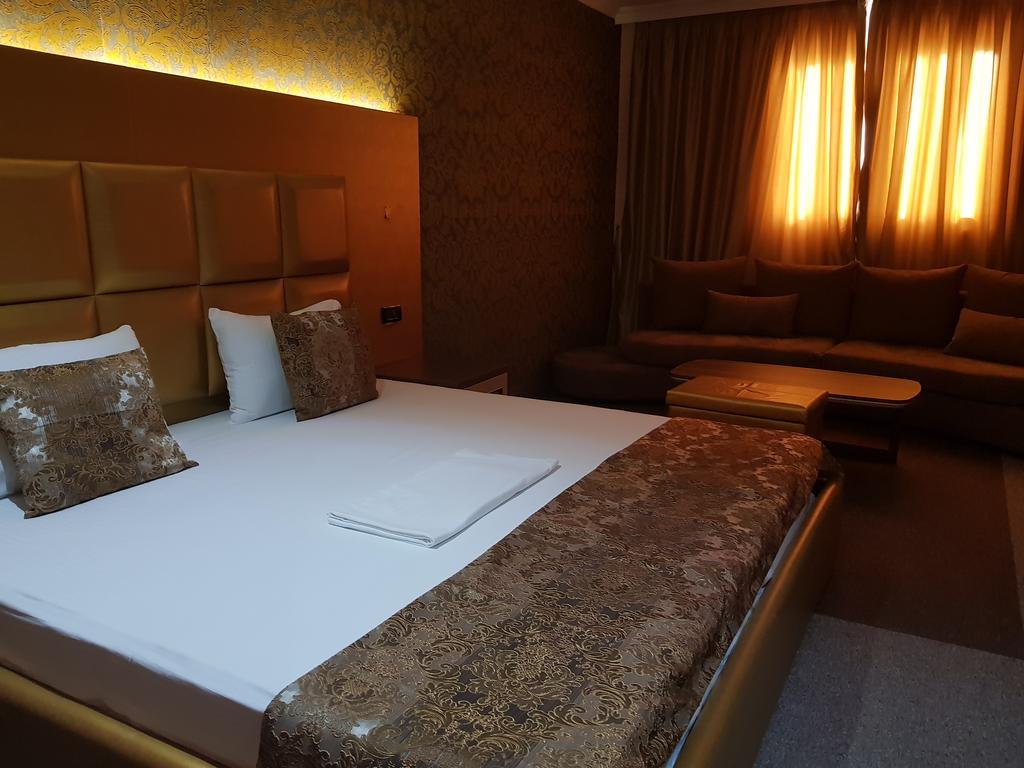 Hotel Deluxe Тирана Экстерьер фото